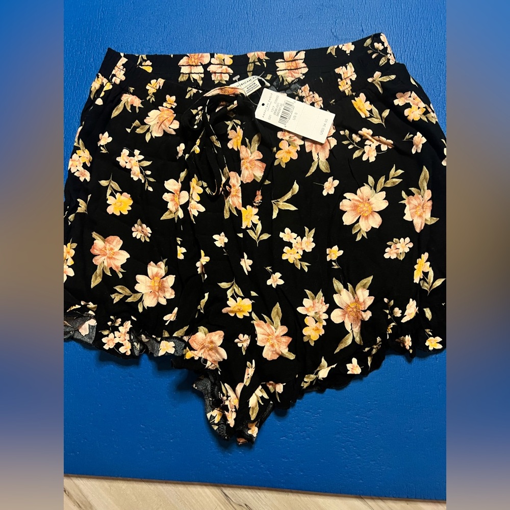 New with tags American Eagle Shorts drawstring floral print